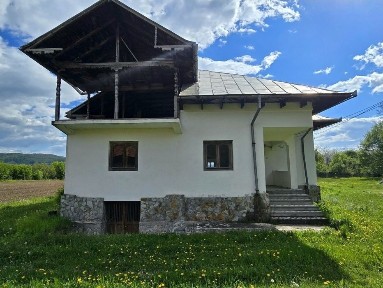 Casă pe fundație de piatră cu garaj și teren generos în Novaci, Gorj.