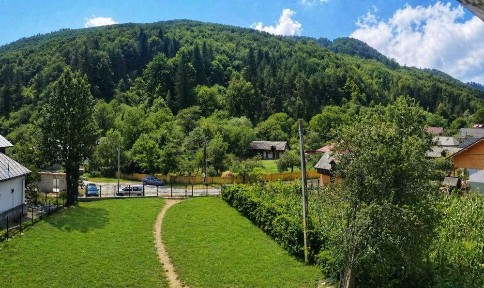 Casă de vânzare la munte, 5 camere, curte mare, garaj jud. Neamț, aproape de Mănăstirea Pângărați