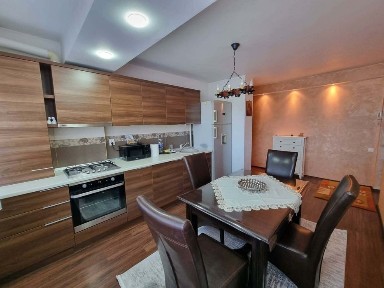 Închiriez apartament cu 2 camere