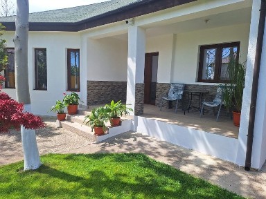 Vând casă 5 camere 300 mp și curte 1325 mp