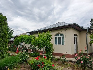 Casă spațioasă cu teren 2000 mp aproape de oraș - Cuza Vodă, str. Bisericii. SE POATE VINDE ȘI FRACȚIONAT. DETALII IN DESCRIERE.