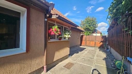 Casa 3 camere plus anexa, acces singur in curte, situata pe strada Alba