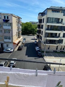 Apartament 2 camere decomandat. Situat in zona patibar chiar in spatele blocului nou.
