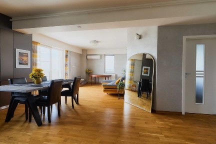 Dau în chirie apartament 100mp, finisat modern, cu loc de parcare subteran, în complexul BUD Shopping Plaza, la etajul 9