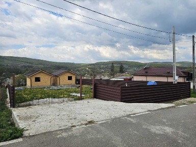 Teren + Casute (schimb cu Apartament in Targoviste) - la 8km de Targoviste