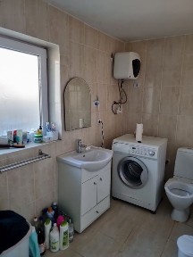 Vând casă în orașul Titu Situată la strada principală Pitești București Compartimentare: 2 dormitoare