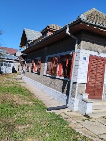 Vând casă din cărămidă, cu 4 camere, baie și bucătărie.