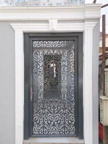 Închiriez casa pe str Dâmboviței patru încăperi și curte proprie amenajata
