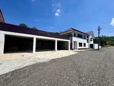 Casă Oncea | Parter Beton armat | 3 garaje | Panouri-baterii | Asfalt