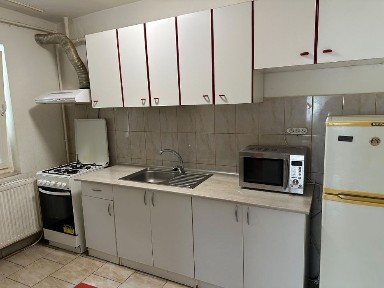 Proprietar Inchiriez garsoniera la etajul 2 in zona piata sud