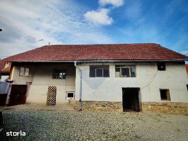 Casa ultracentral in Saliste cu un teren generos de 1757 mp