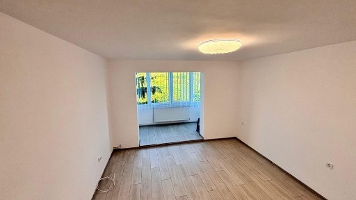 Vand apartament cu 3 camere