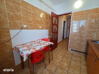 Apartament 2 camere, decomandat, etaj intermediar, zona Mircea cel Bat