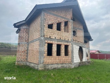 Casa la rosu de vanzare, 260 mp, zona Santana de Mures