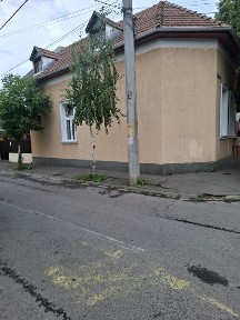 Casa de vânzare cu spațiu comercial.