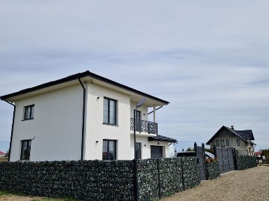 Casa la rosu în Marginea