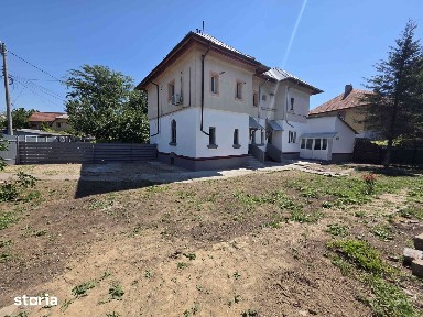 Casă cu 4 camere și mansardă în Galați