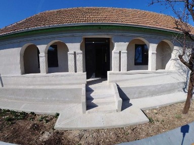Casa la pret de apartament 4 camere, teren 1770 mp, renovată