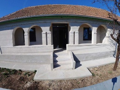 Casa la pret de apartament 4 camere, teren 1770 mp, renovată
