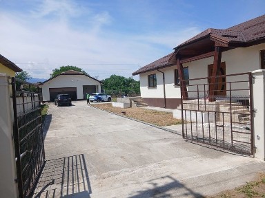 Casa noua, moderna cu garaj - Livadia