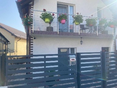 Vand casa cocheta si discreta aproape la pret de cheta