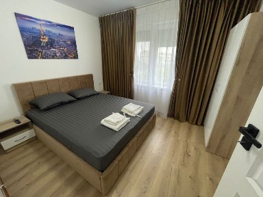 Închiriez apartament cu două camere în centru lângă teatrul Național