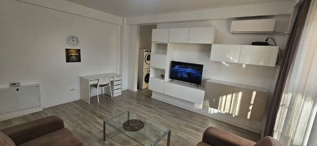 Proprietar închiriez apartament 2 camere, bloc nou, zonă Centrală, cu loc de parcare inclus in curte