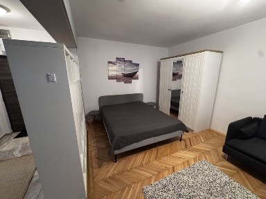 Inchiriez garsoniera Calea Bucuresti zona Piata Centrala