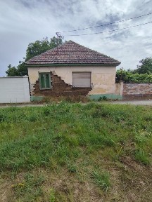 Vând casă veche in Călugăreni 12 km de Arad 1400m2 la principală! 35 e m2