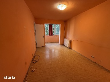Apartament 3 camere, etaj 2, semidecomandat - Piata Doina