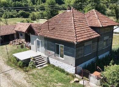 Casă de vânzare + teren 3.800 mp | Lazuri, jud. Arad | 47.000 €