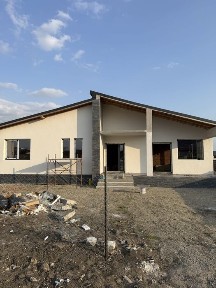 Casa de vanzare compusa dintr-un salon cu 3 dormitoare baie si bucatarie separata cu iesire pe terasa