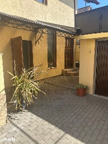 Casa spatioasa cu etaj 270 mp utili curte libera 180 mp zona Reșița