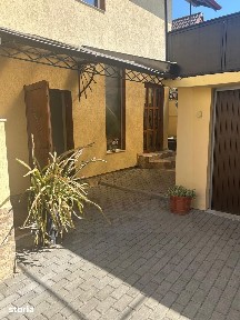 Casa spatioasa cu etaj 270 mp utili curte libera 180 mp zona Reșița