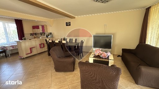 De închiriat casă cu 5 camere, în Sântandrei