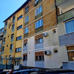 Proprietar, vand apartament 3 camere in Resita si garaj, separat