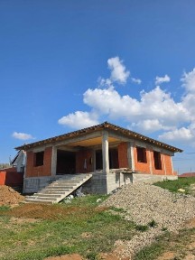 Casa la rosu in Cheriu