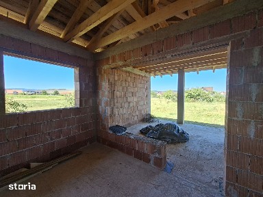 Casa la rosu pe un nivel