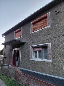 Vand casa de locuit in com.Bratca, zona centrală, lângă gară, 7 ari teren,casa cu etaj cu toate utilitățile necesare