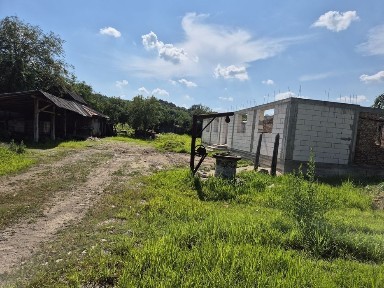 Vand casă in constructie cu teren