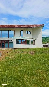 DE VÂNZARE! Proprietate Cu Arhitectură Unică Bunești Vâlcea 219.000 E