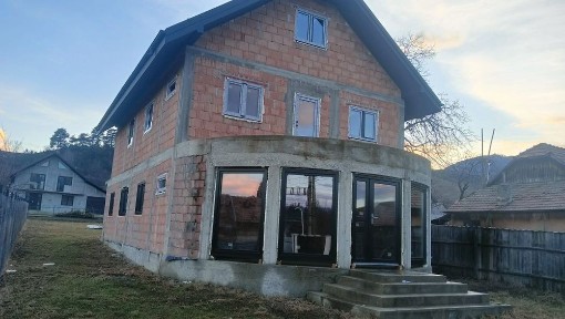 Casă la roșu+geamuri, de vânzare