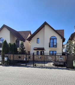 Casa ideală pentru familie, luminoasă - 4 camere, terasă generoasă, curte privată și liniștea pe care o cauți.