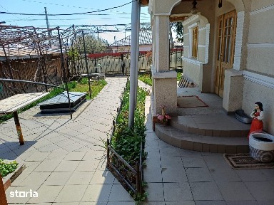 Casă individuală cu anexe de vânzare în Roman, zonă liniștită
