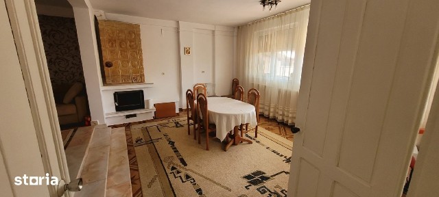 Proprietate ideala pentru 2 familii/ Investitie. 10 camere/ 2 corpuri.