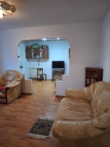 Vând apartament 3 camere semidecomandat ultracentral