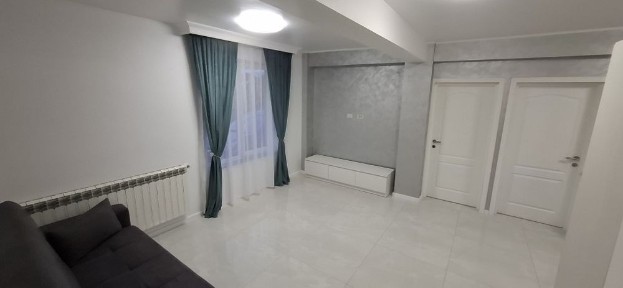 Închiriez apartament 3 camere în Complex Eroilor