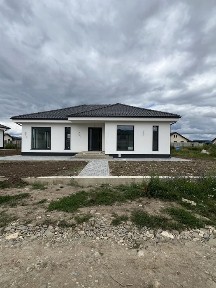 Casă individuală la cheie pe parter de vânzare în Cristian - 125 mp utili, teren 500 mp