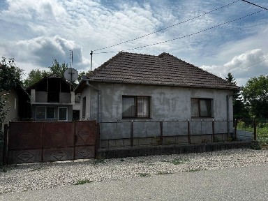 Vând casă cu grădină în Pericei.