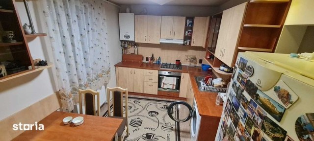 De inchiriat apartament 3 camere semidecomandat